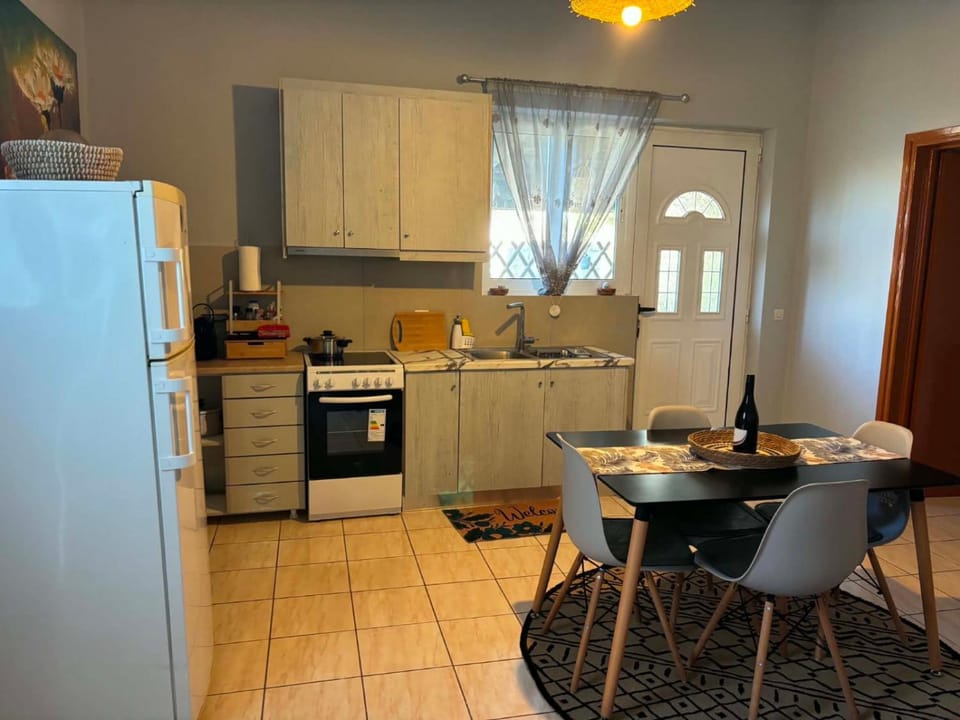 Coffee/tea facilities, oven, kitchen