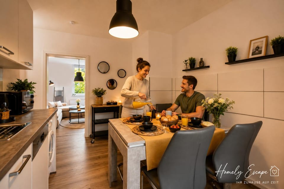 People, Kitchen or kitchenette, Food and drinks, Dining area, Food, Guests, group of guests