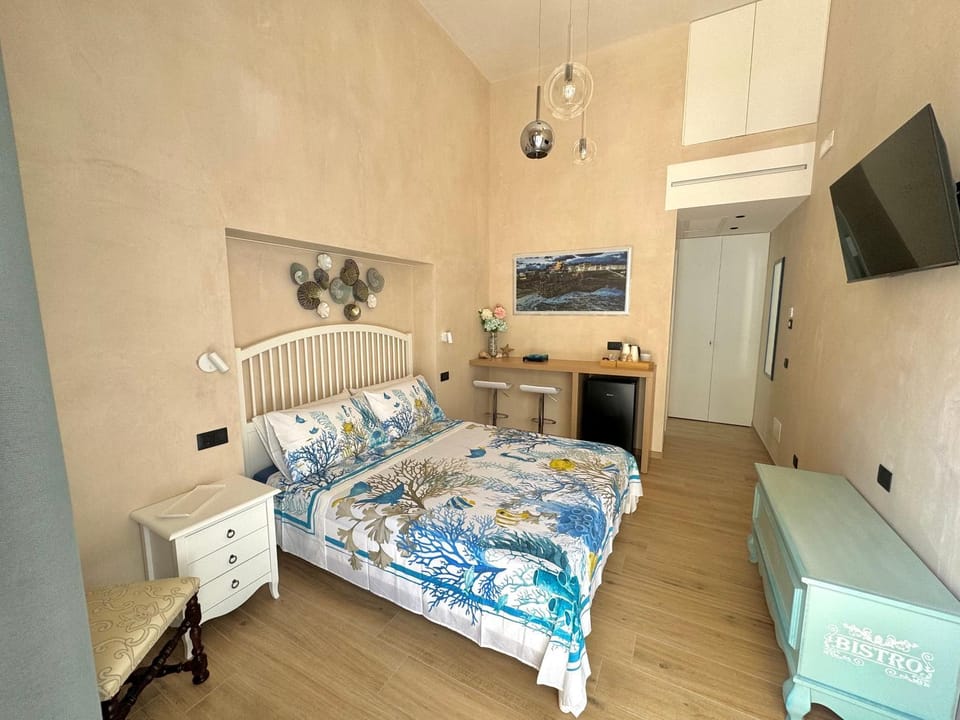 Bed, TV and multimedia, Photo of the whole room, Bedroom