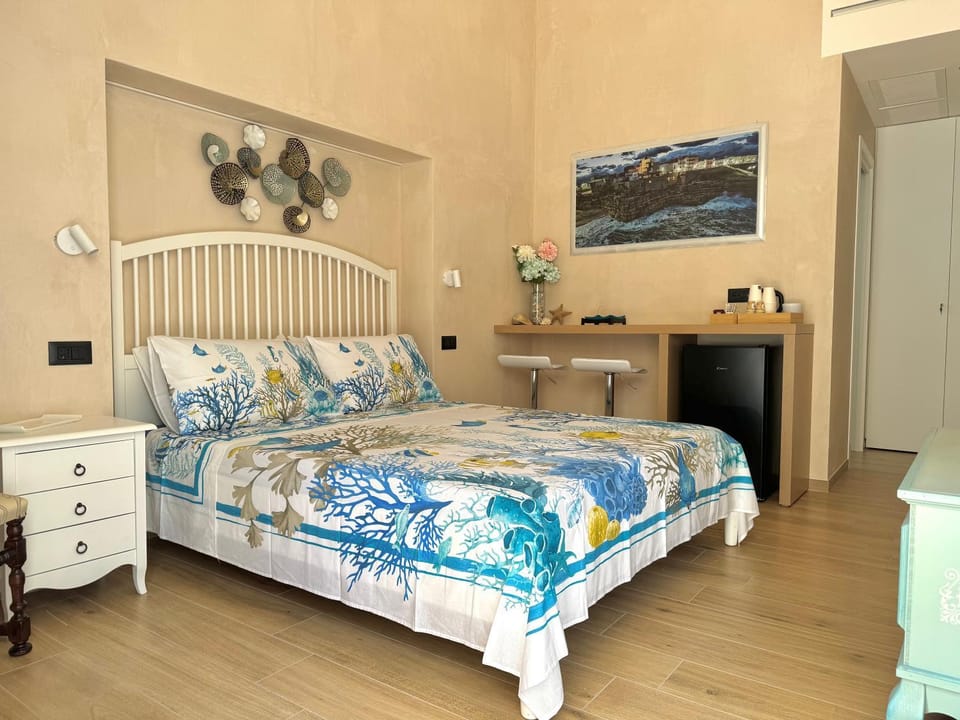 Bed, Photo of the whole room, Bedroom, minibar
