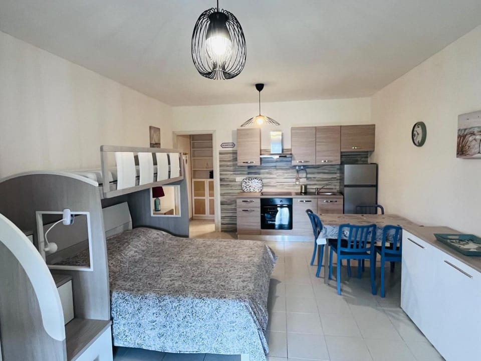 Bed, Kitchen or kitchenette, Seating area, Dining area, oven, stove