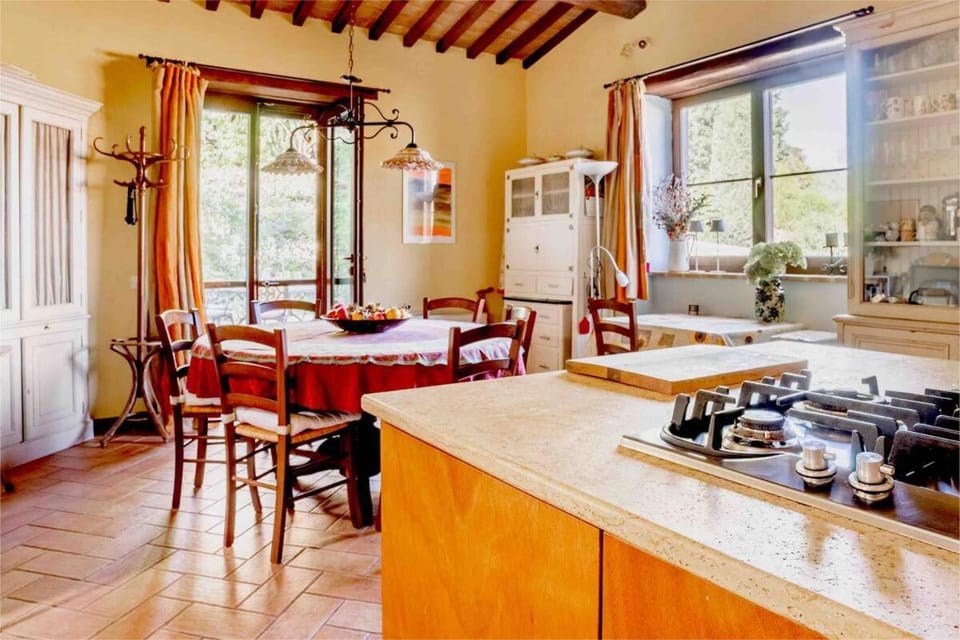Kitchen or kitchenette, Seating area, Dining area