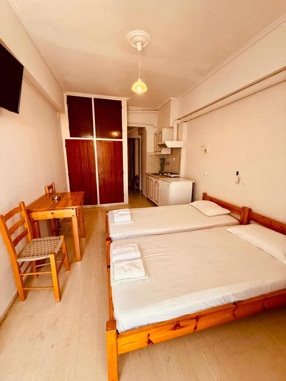 Bed, TV and multimedia, Kitchen or kitchenette, Photo of the whole room, Seating area, Bedroom, wardrobe
