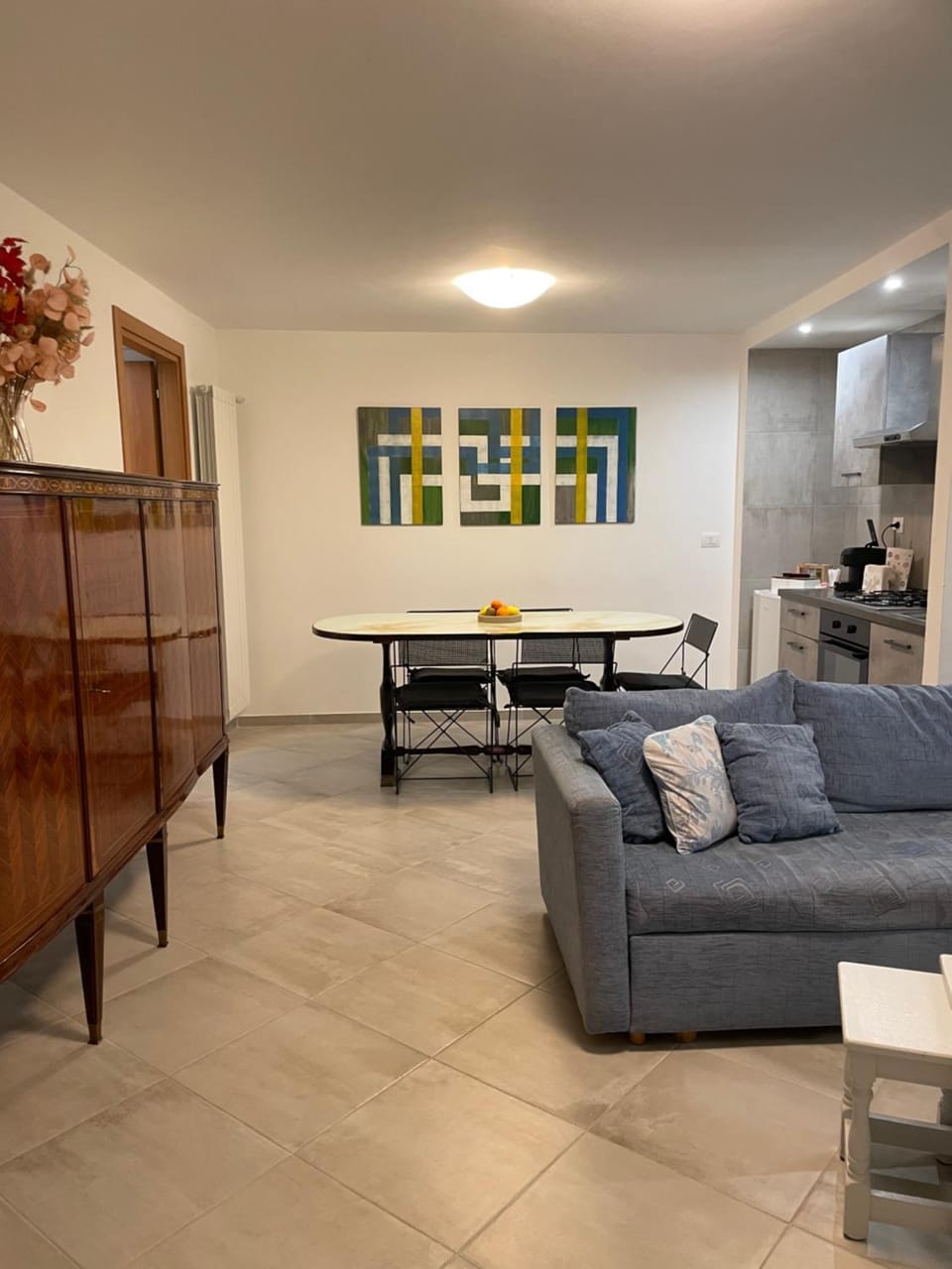 Kitchen or kitchenette, Living room, Seating area, Dining area