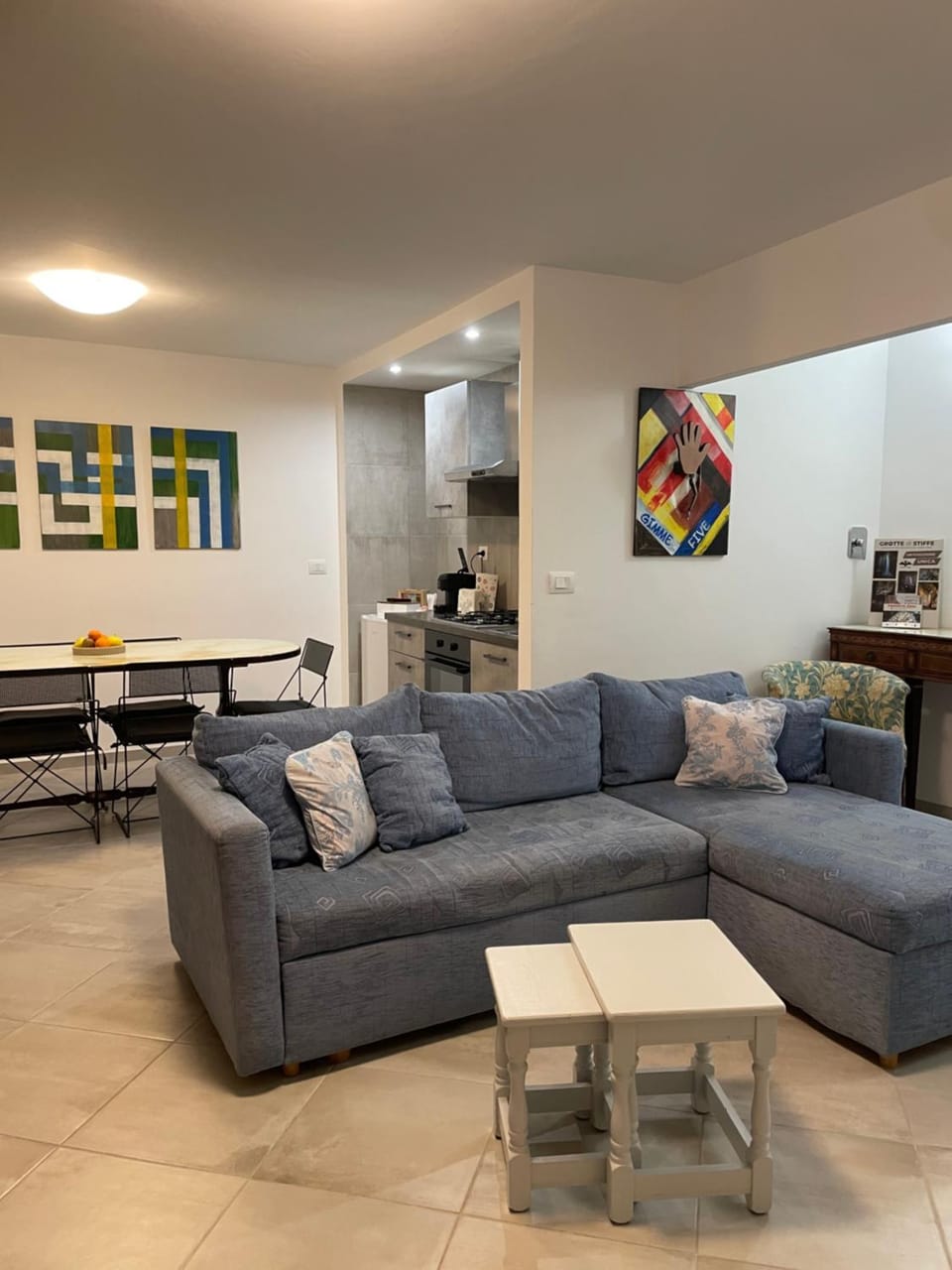 Kitchen or kitchenette, Living room, Seating area, Dining area
