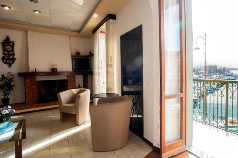 TV and multimedia, Balcony/Terrace, Living room, Seating area, fireplace