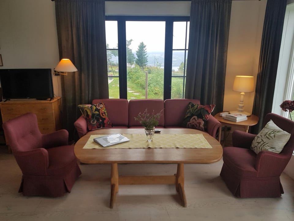 Communal lounge/ TV room, TV and multimedia, Living room, Seating area, Evening entertainment
