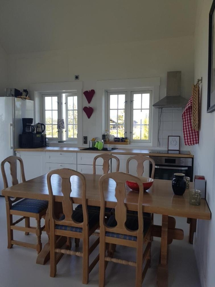 Kitchen or kitchenette, Seating area, Dining area, stove, kitchen