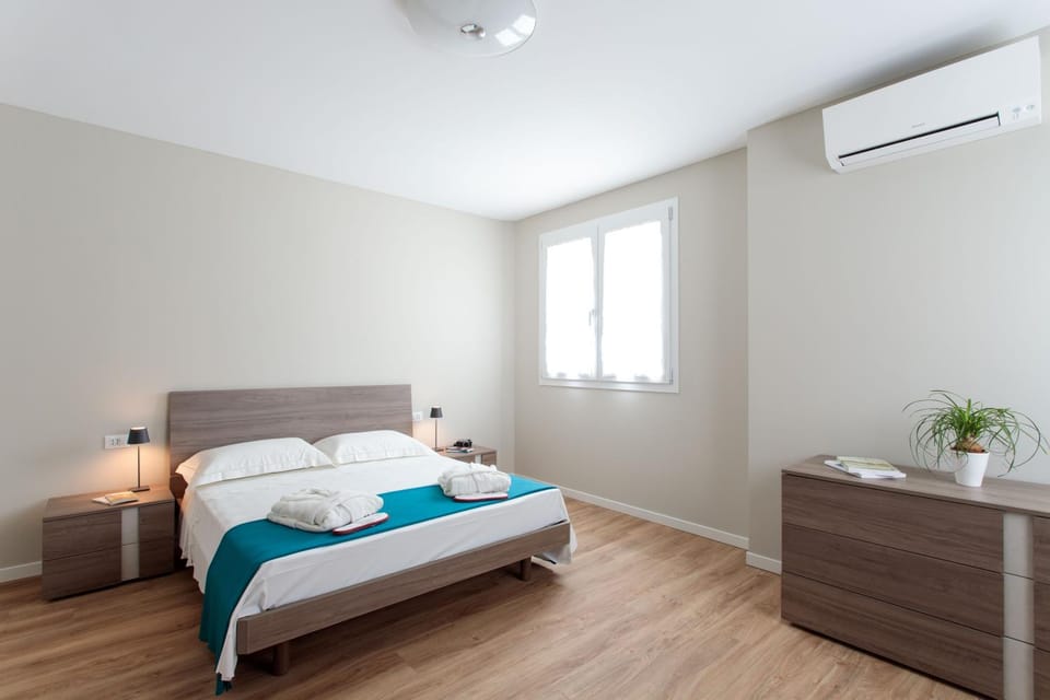 Bed, Photo of the whole room, Bedroom, air conditioner