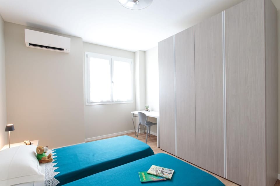 Bed, Photo of the whole room, Bedroom, wardrobe, air conditioner