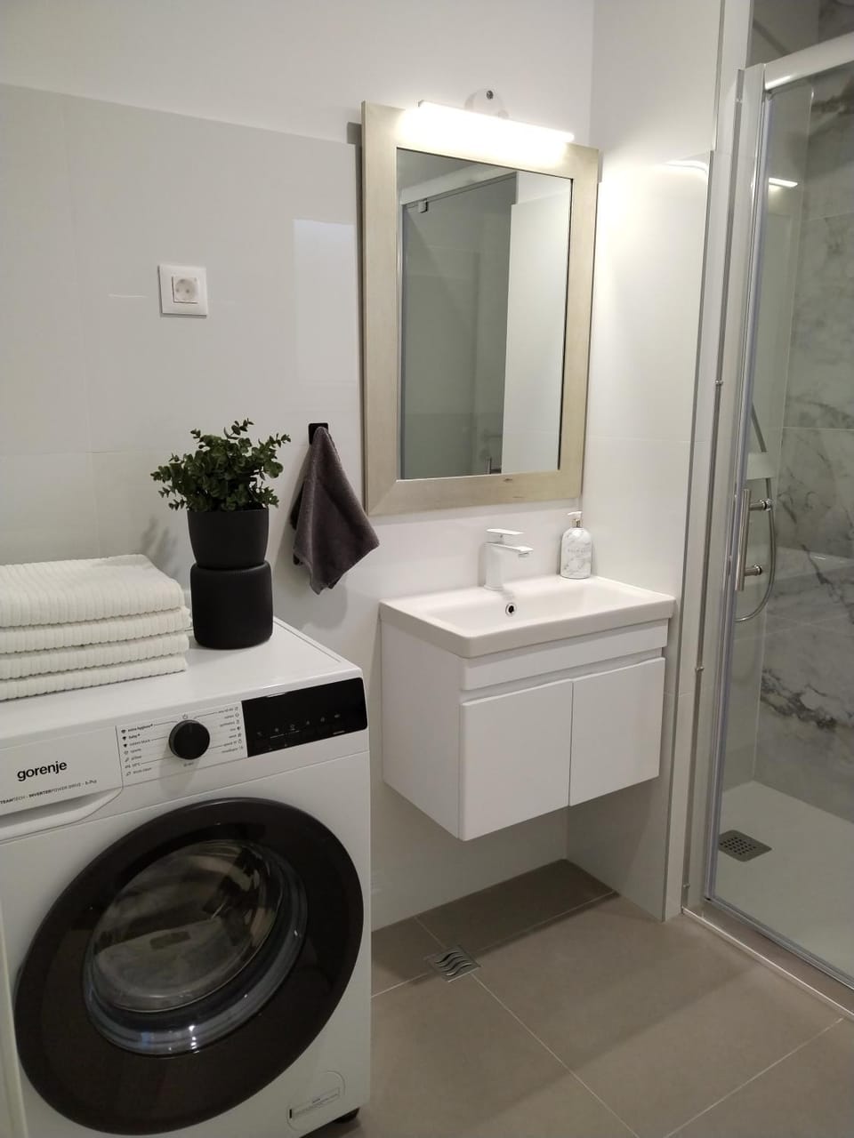 Modern Two Bedroom Apartment with Spacious Seaview Terrace and Free Parking Apartment in Šibenik-Knin County, Croatia