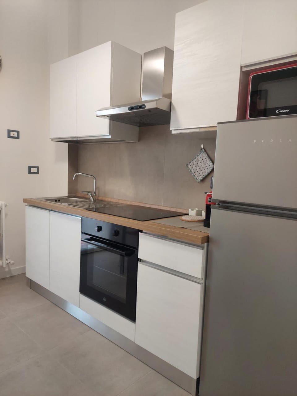 Kitchen or kitchenette, minibar, kitchen