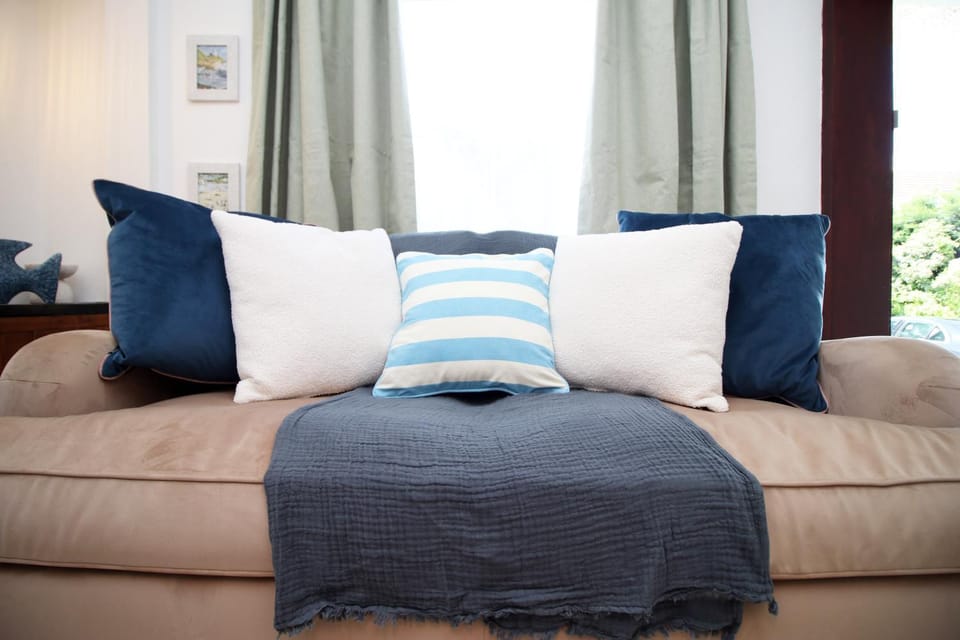 Bed, Living room, Photo of the whole room, Seating area, Bedroom