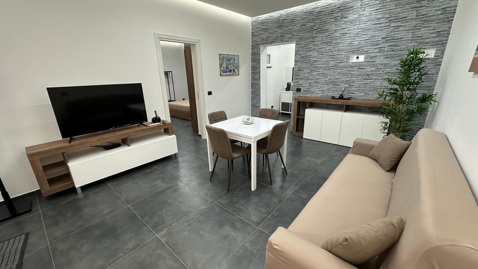 Communal lounge/ TV room, TV and multimedia, Living room, Seating area, Dining area, Evening entertainment