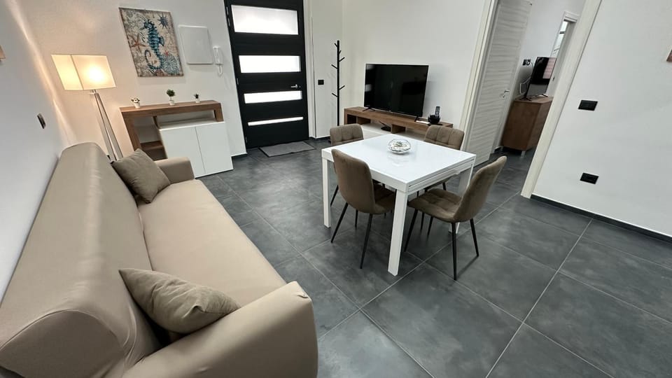 Communal lounge/ TV room, TV and multimedia, Living room, Seating area, Dining area, Evening entertainment