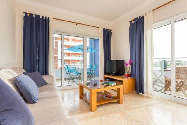 Communal lounge/ TV room, TV and multimedia, Balcony/Terrace, Living room, Seating area, Dining area