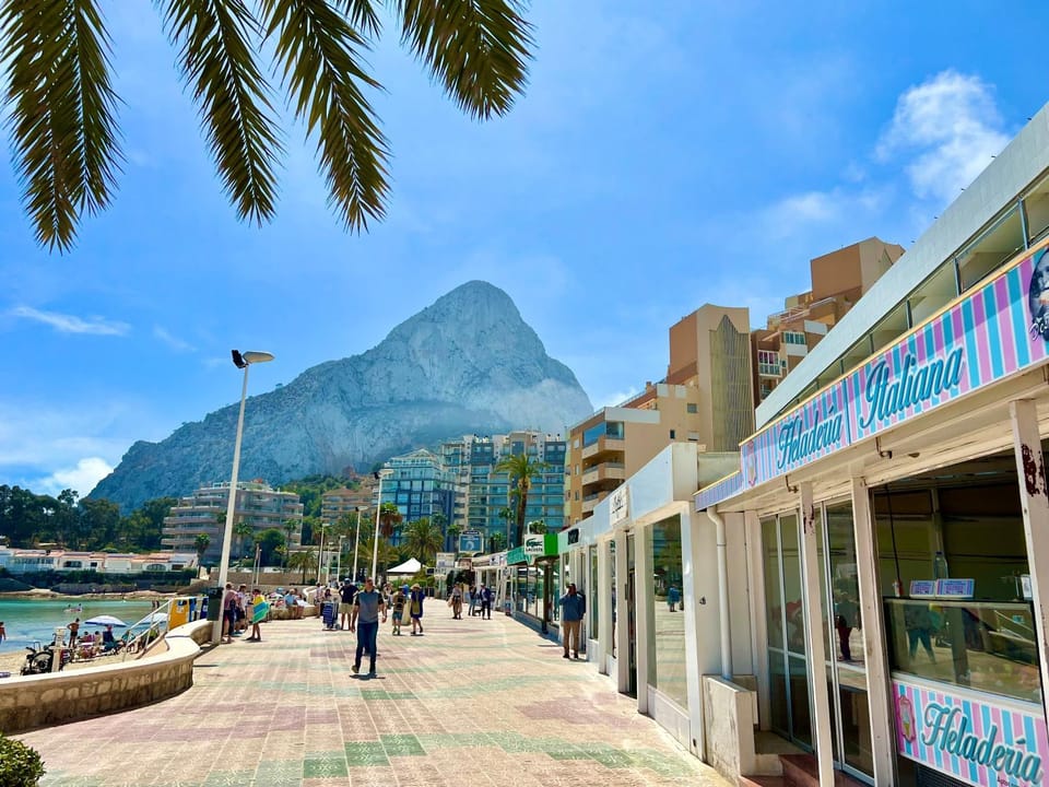 Restaurant/places to eat, On-site shops, Beach