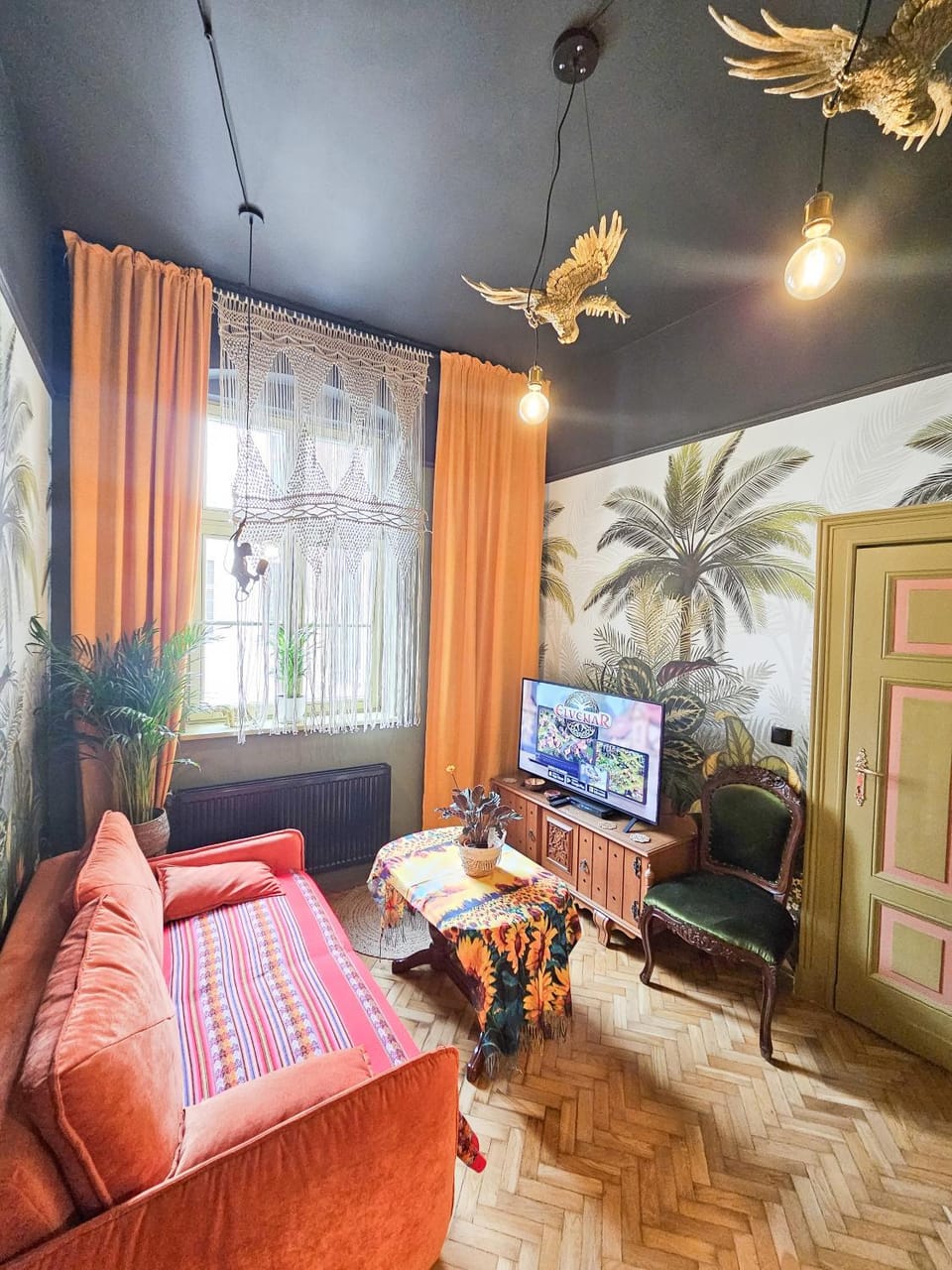 TV and multimedia, Living room, Photo of the whole room, Seating area, Family