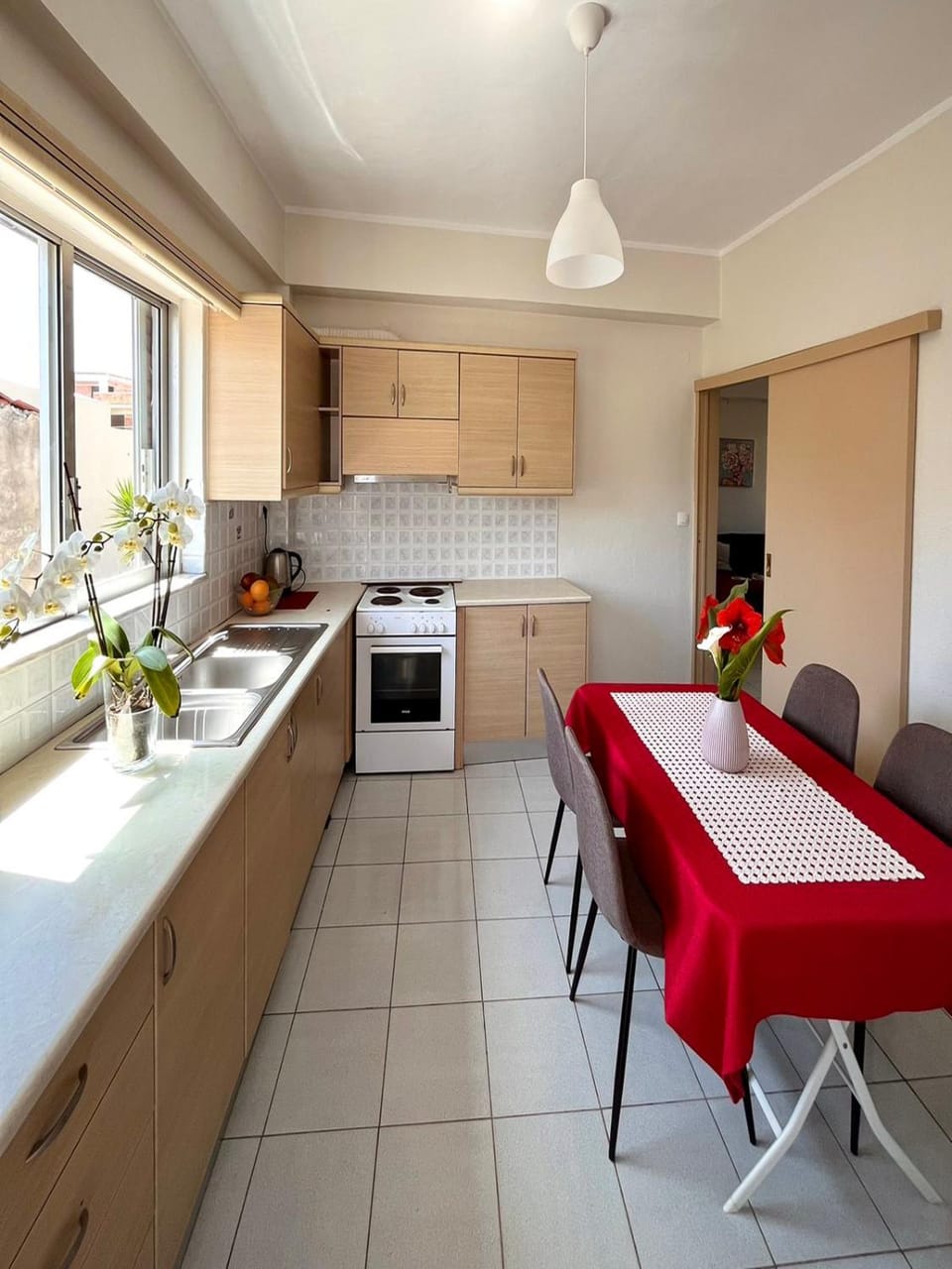 Kitchen or kitchenette, Dining area