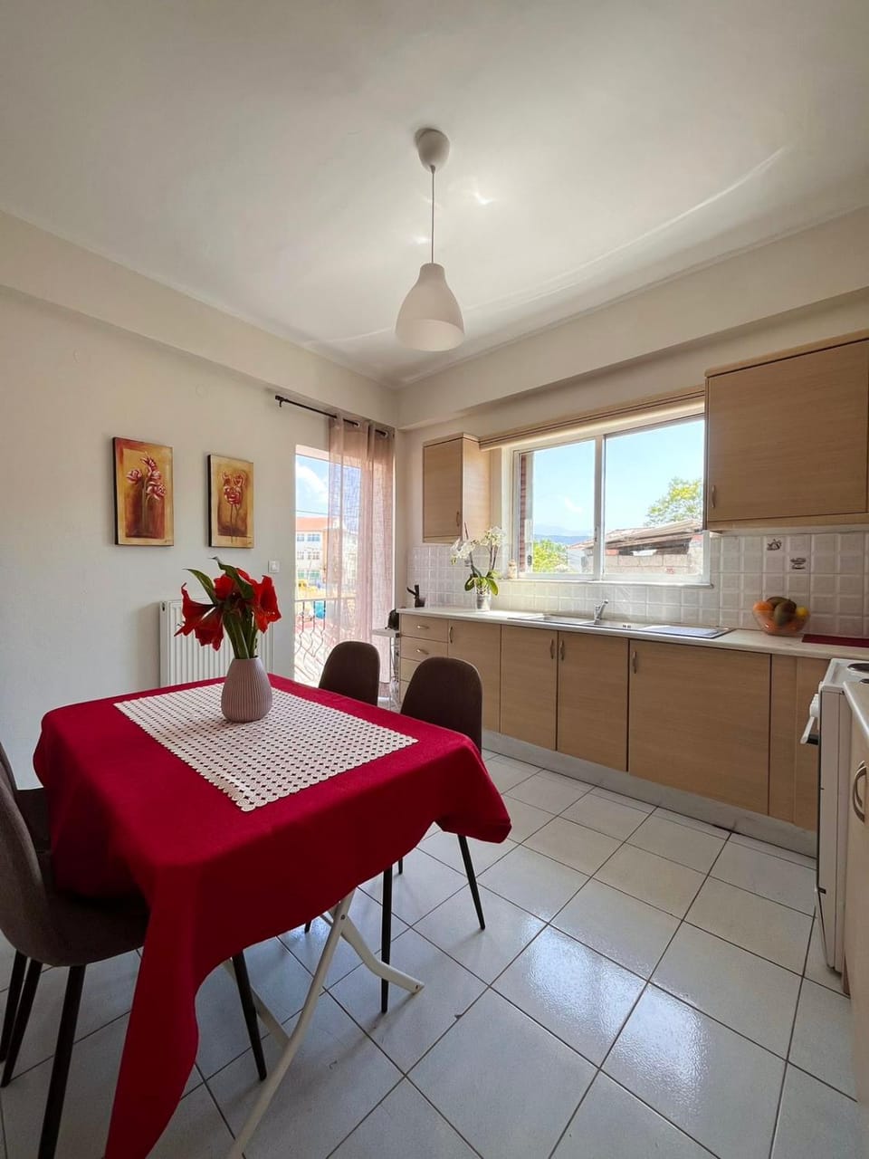 Kitchen or kitchenette, Dining area
