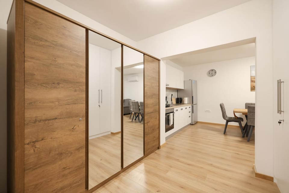 Kitchen or kitchenette, Dining area, oven, stove