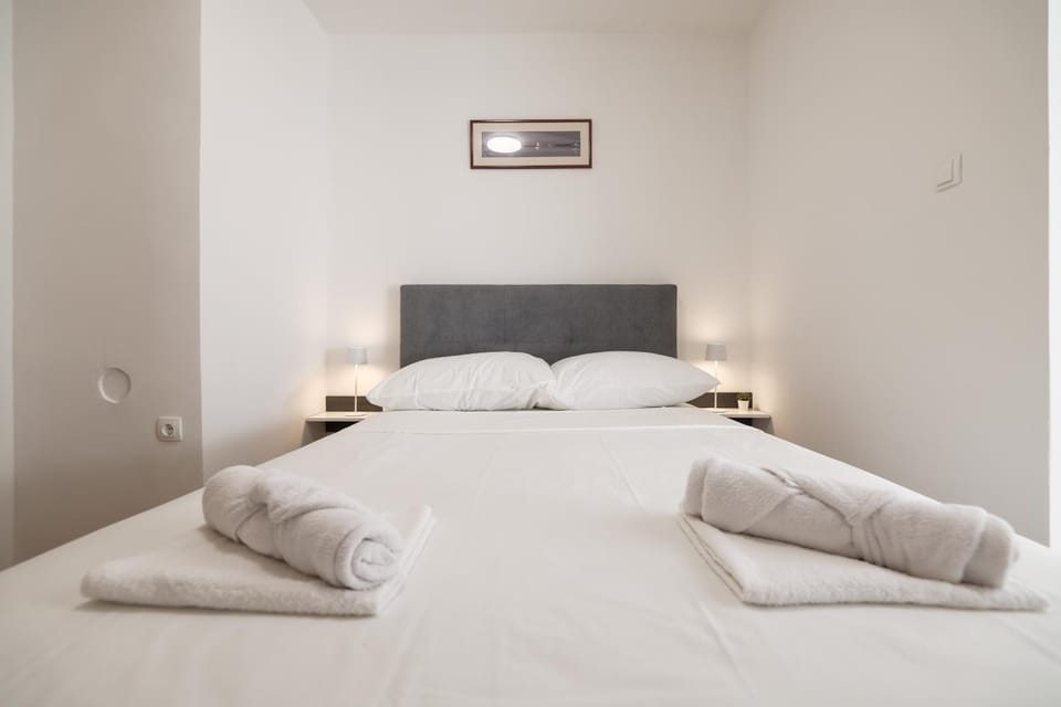Bed, Photo of the whole room, Bedroom, towels