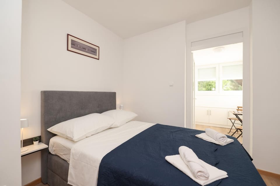 Bed, Photo of the whole room, Bedroom, towels