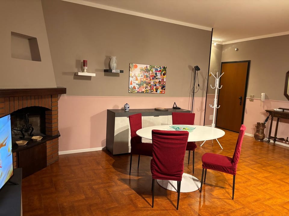 Seating area, Dining area