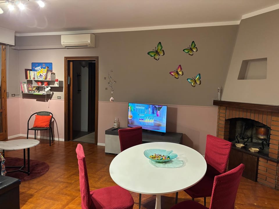 Communal lounge/ TV room, TV and multimedia, Living room, Seating area, Dining area, Evening entertainment, air conditioner