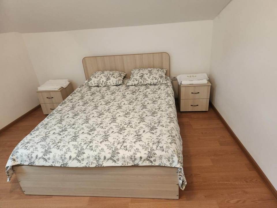 Bed, Bedroom, towels