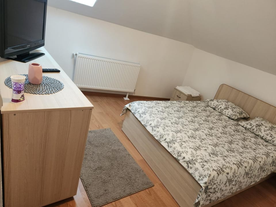 Bed, TV and multimedia, Bedroom