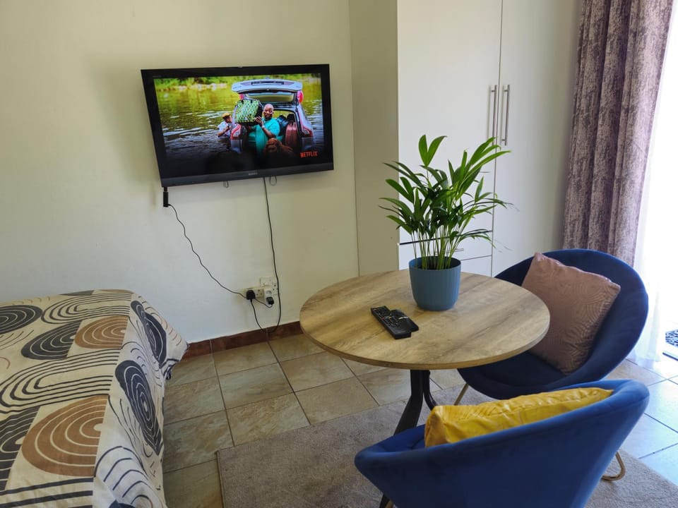 Living room, Seating area, Evening entertainment
