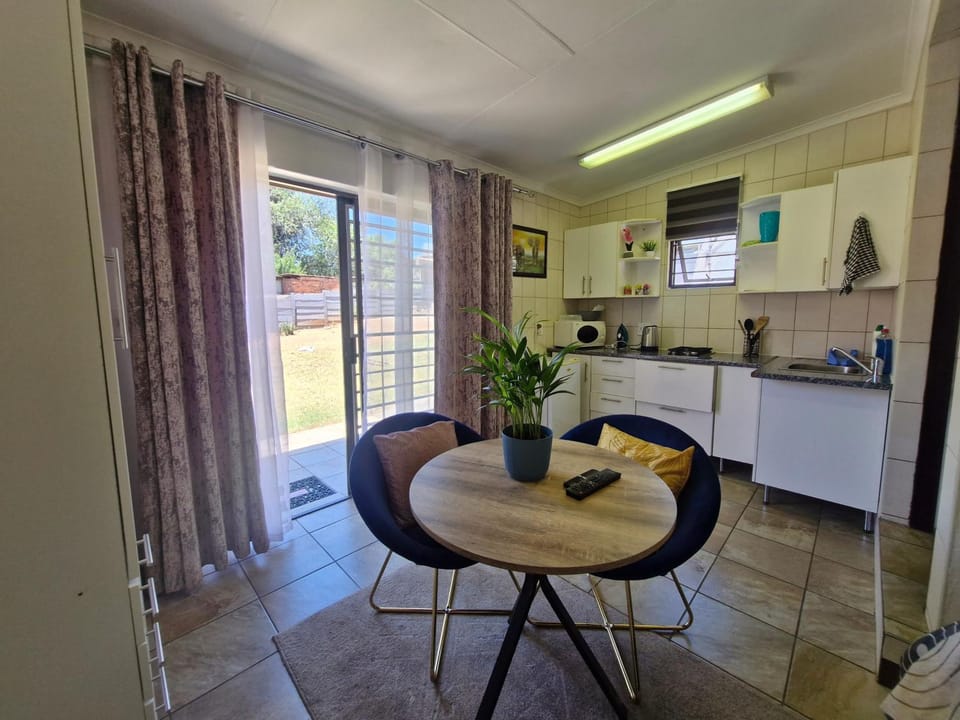 Kitchen or kitchenette, Seating area, stove
