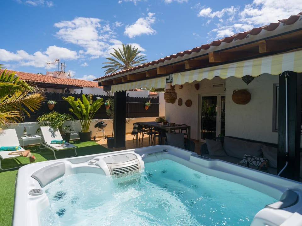 Oasis Beach Holiday Home with jacuzzi House in Maspalomas