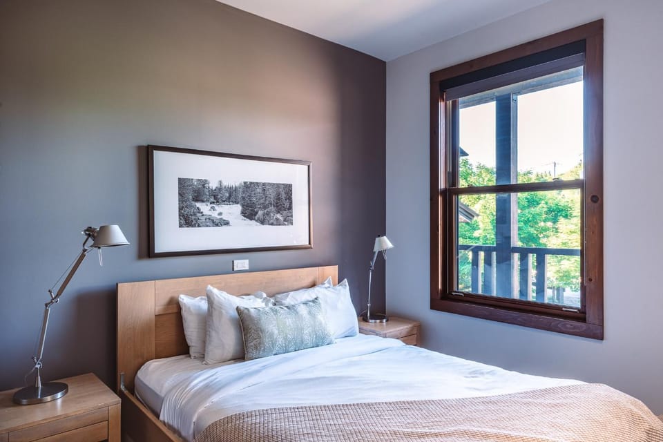 Lakefront, Mountain View - 3 Bedrooms Resort Suite House in Quebec