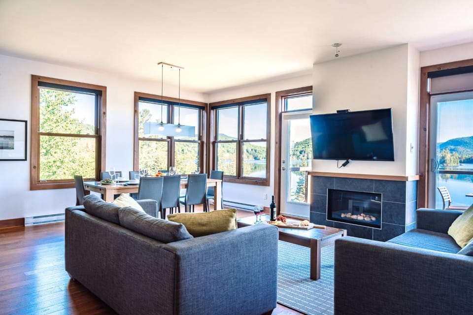 Lakefront, Mountain View - 3 Bedrooms Resort Suite House in Quebec