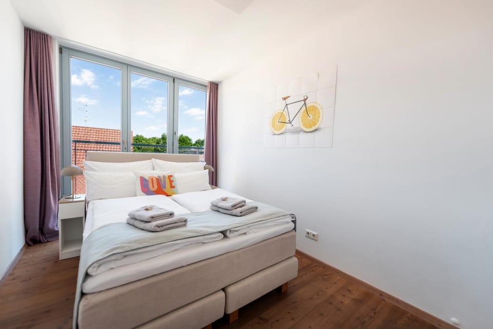 Bed, Photo of the whole room, Bedroom, City view, towels
