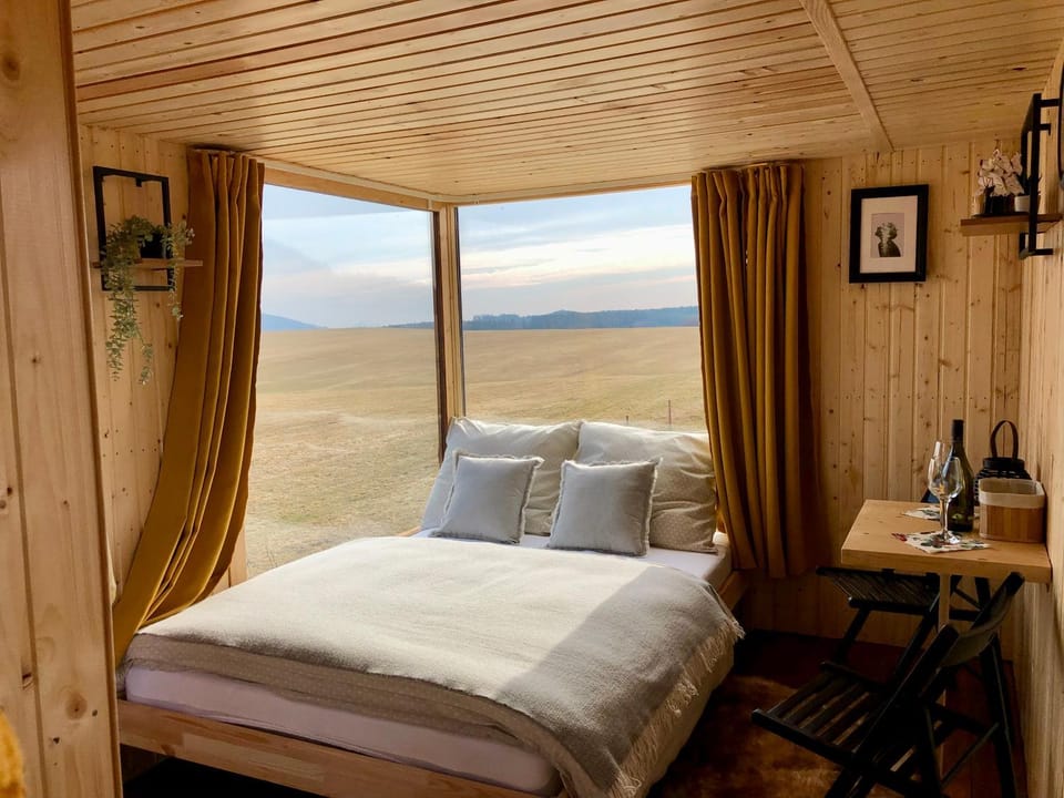 Bed, Natural landscape, Photo of the whole room, Bedroom