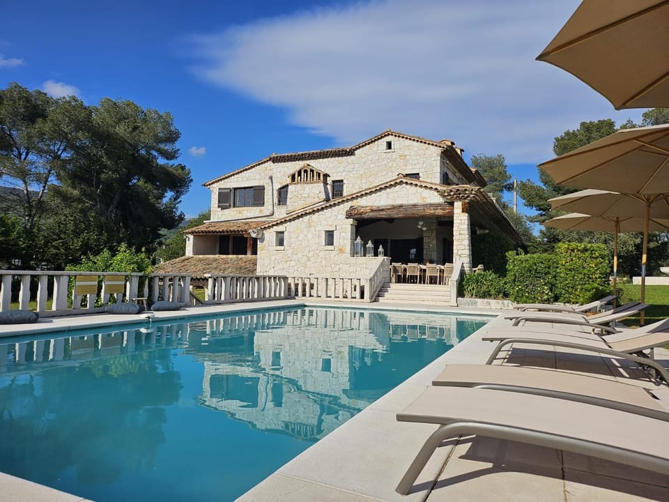 Swimming pool, sunbed