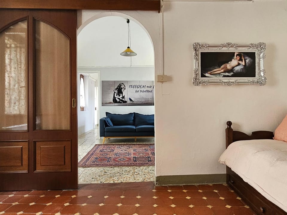 Bed, Seating area, Bedroom