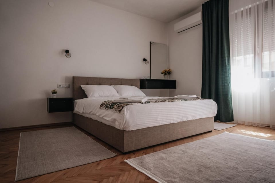 Bed, Bedroom, towels