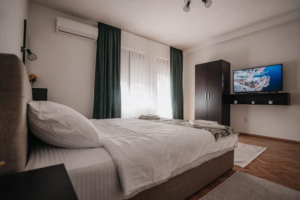 Bed, Photo of the whole room, Bedroom, air conditioner, Internal: Not applicable to any particular room
