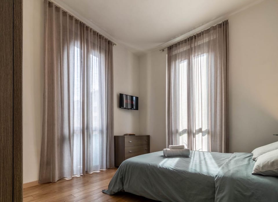 Bed, TV and multimedia, Photo of the whole room, Bedroom
