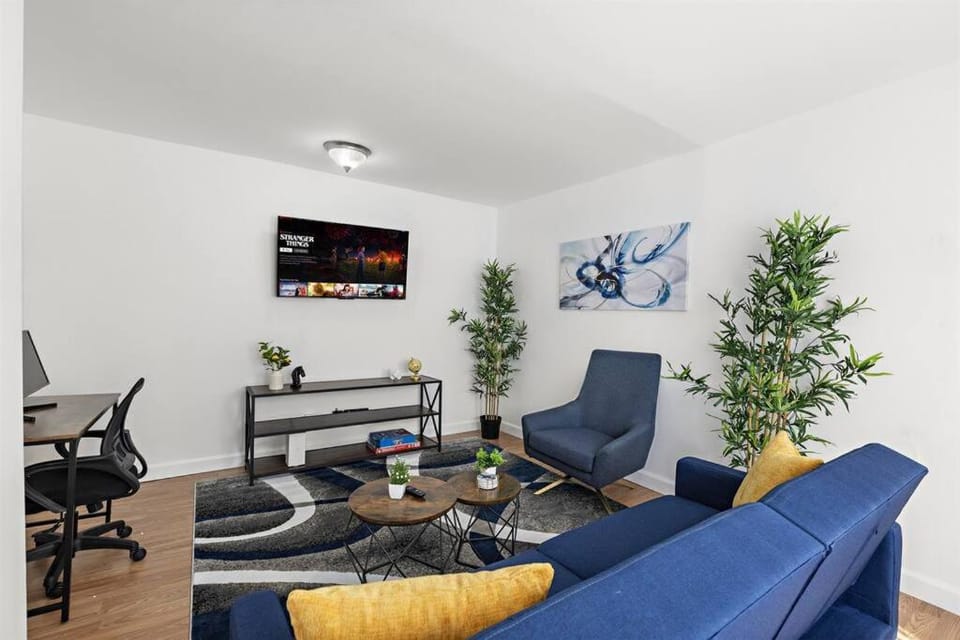 Communal lounge/ TV room, Living room, Seating area