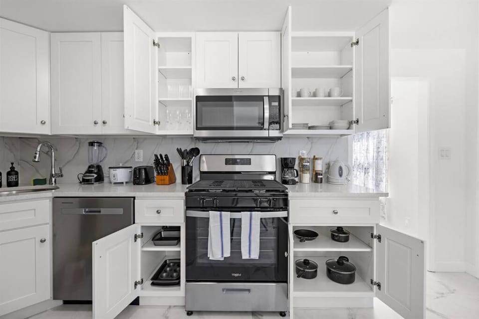 Coffee/tea facilities, oven, stove, toaster