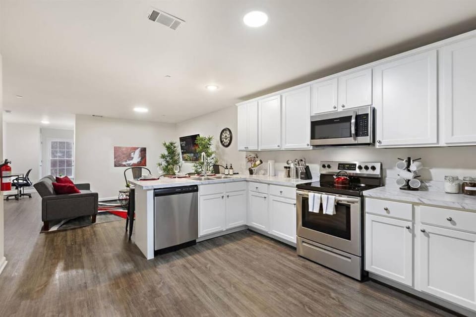 Coffee/tea facilities, oven, stove, toaster
