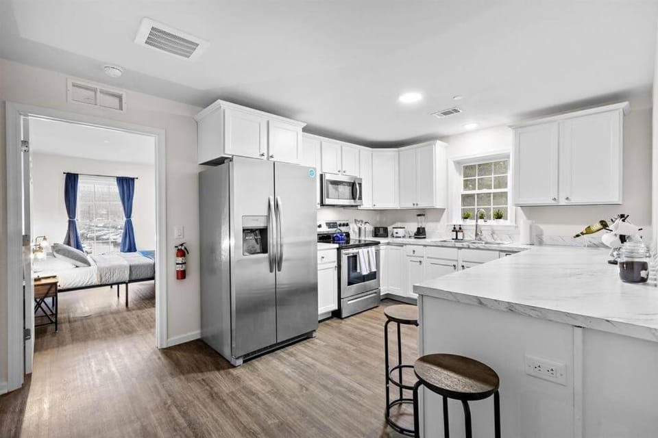 Kitchen or kitchenette, Dining area, oven