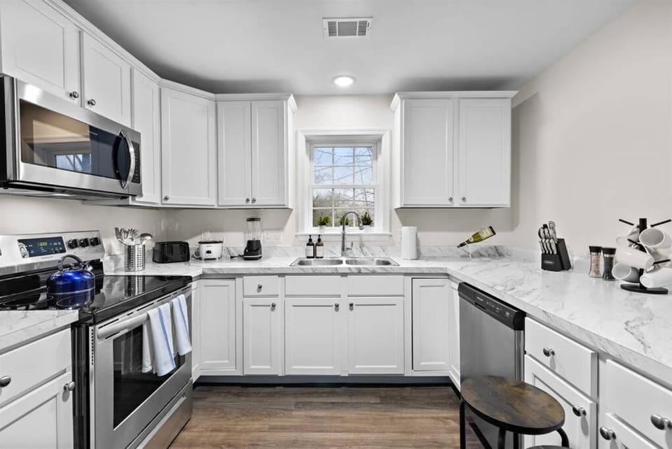 Coffee/tea facilities, Kitchen or kitchenette, Dining area, oven, toaster