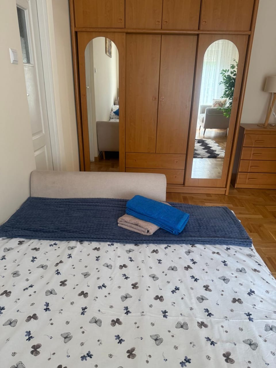 Bed, Photo of the whole room, towels, wardrobe