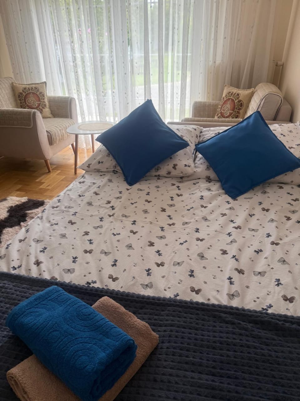 Bed, Photo of the whole room, Seating area
